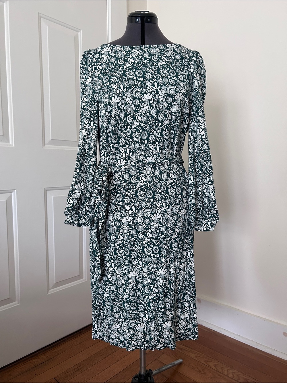 Boden Floral Print Bracelet Sleeve Jersey Dress in Dark Green and White